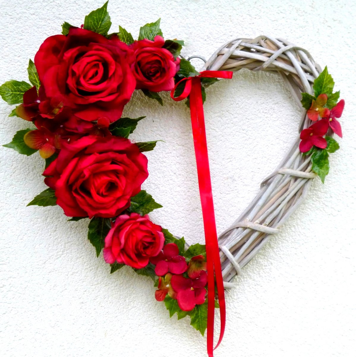 Velké srdce s červenými růžemi