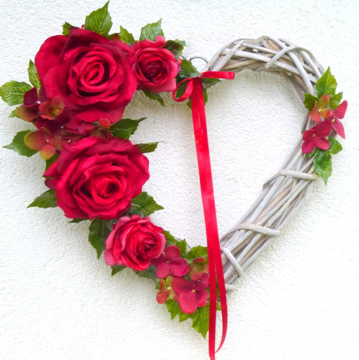 Tajná láska _proutěné srdíčko s červenými růžemi