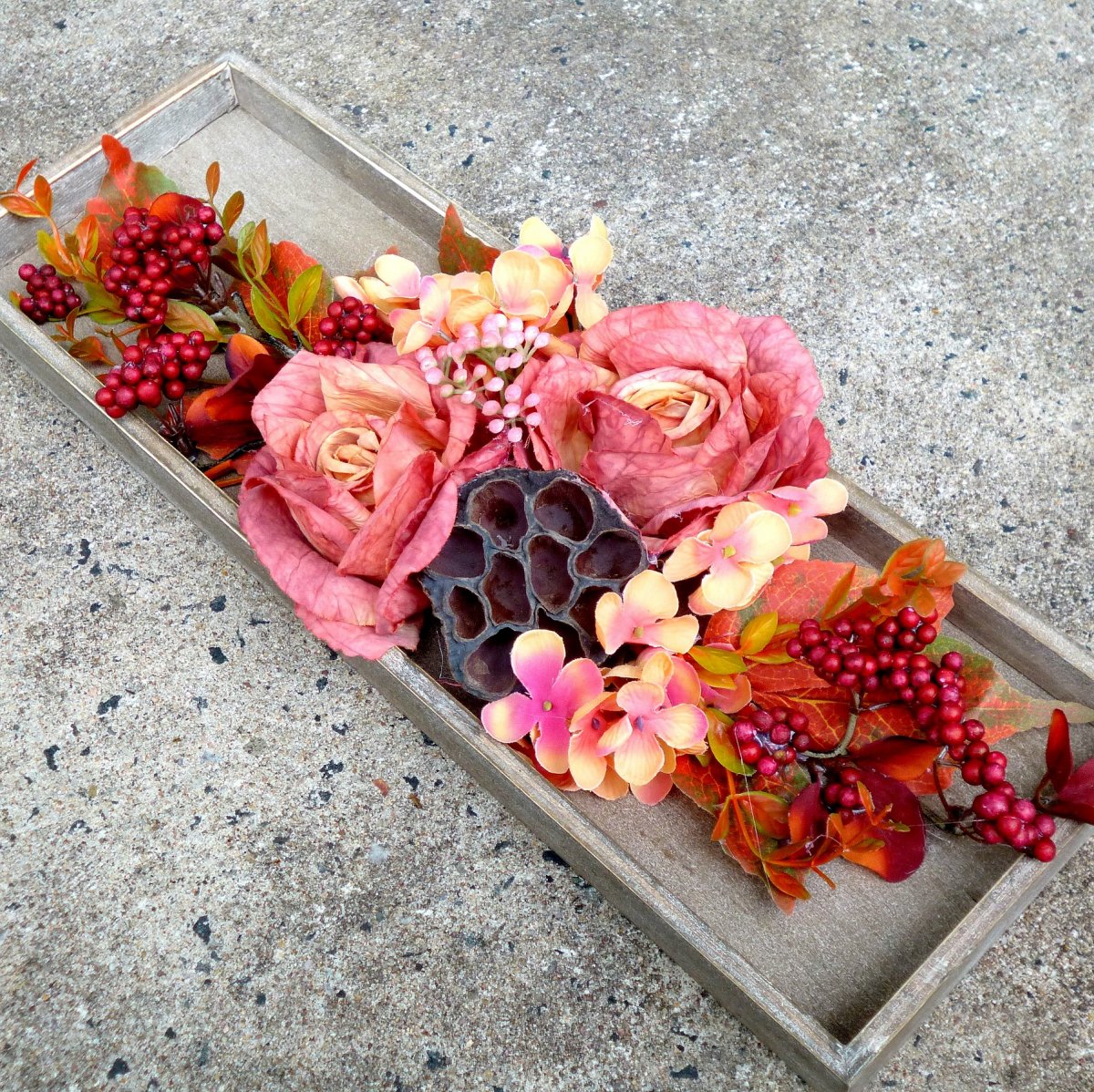 Starorůžové růže na dřevěném tácu