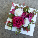 Růže na bílé lesklé plastové misce_dekorace na stůl