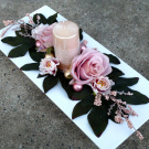 Svícen s růžemi na bílé lesklé plastové misce_ dekorace na stůl