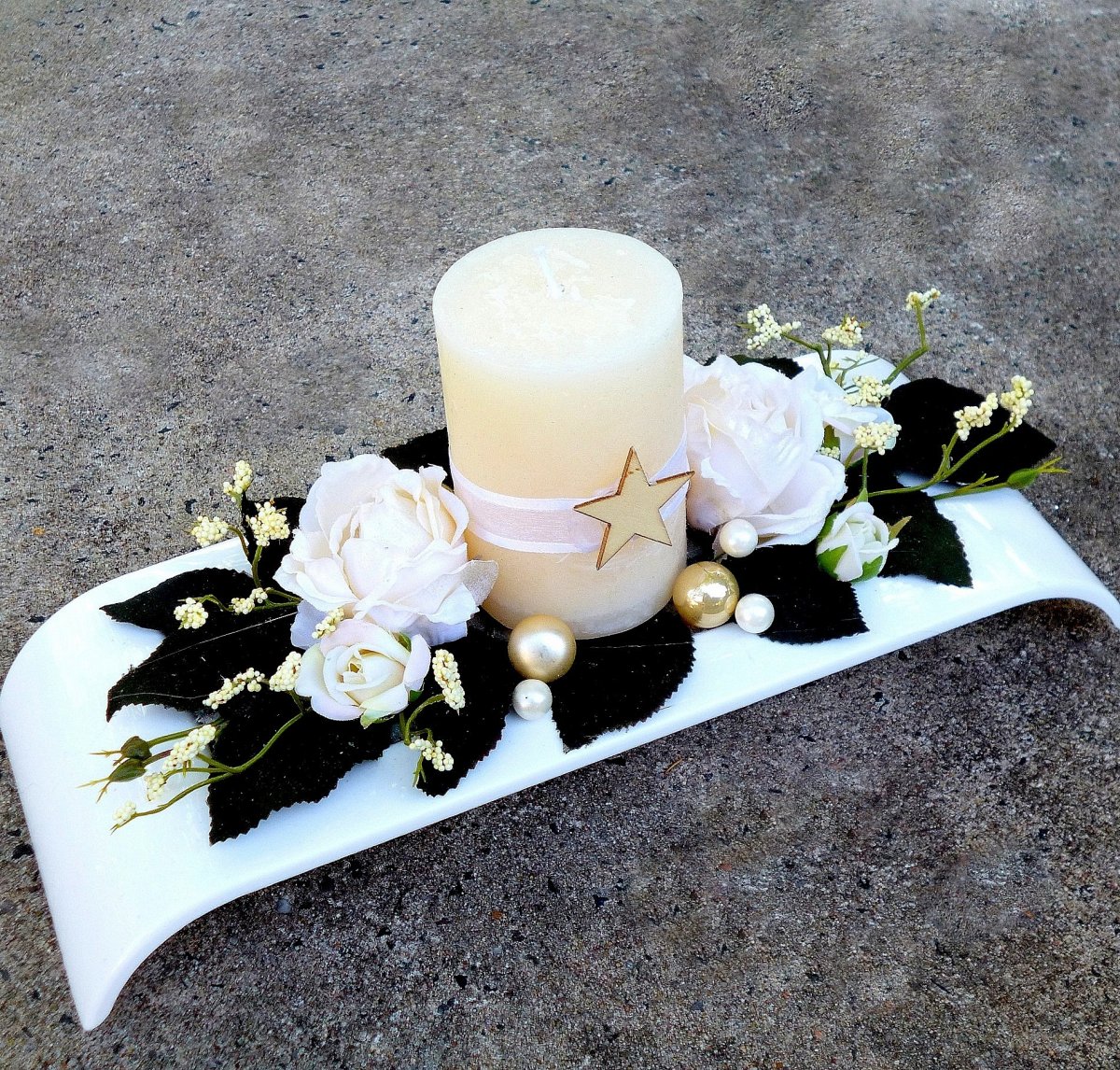 Vánoční svícen ve smetanových odstínech