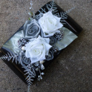 Bílé  růže na černé lesklé misce_dekorace na stůl