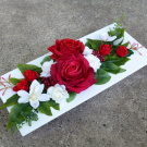 Červené a bílé růže na bílé lesklé plastové misce_ dekorace na stůl