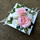 Růžové a bílé růže na bílé lesklé plastové misce_ dekorace na stůl