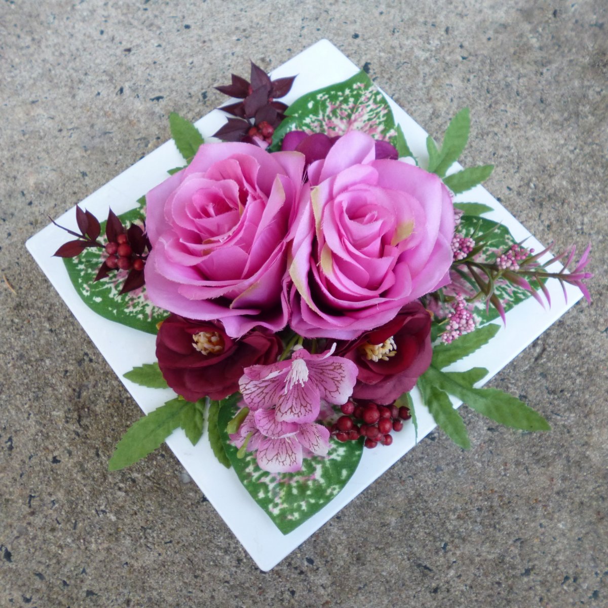 Růžové a vínové růže na bílé lesklé plastové misce_ dekorace na stůl