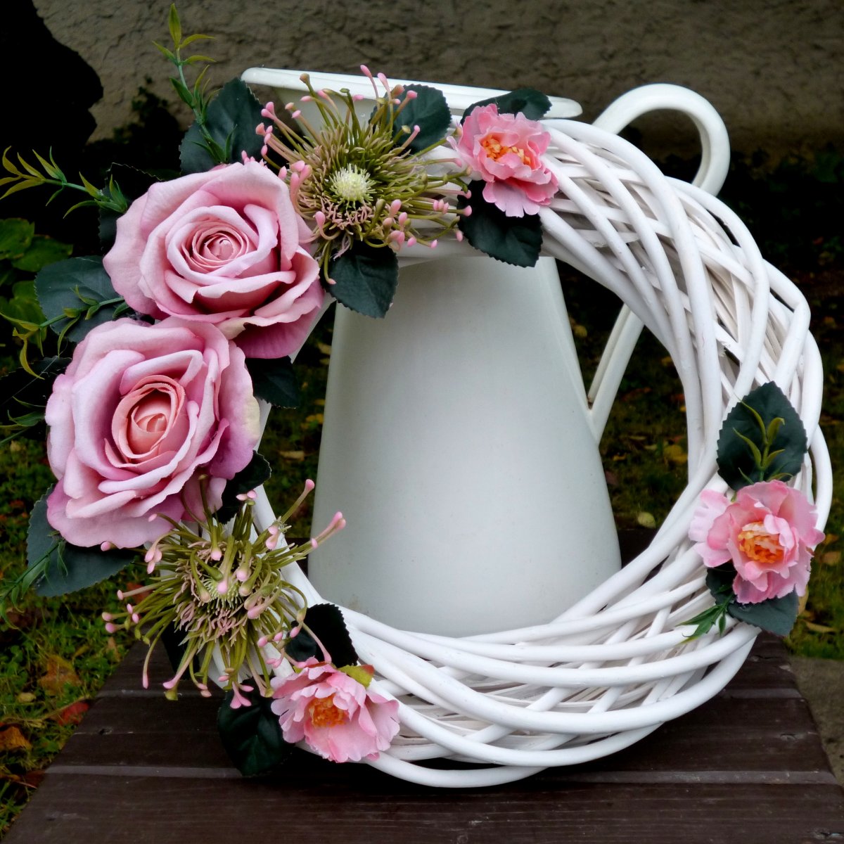 Věnec s růžemi a bedrníčky_ růžovozelený