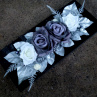 Šedé a bílé růže na černé lesklé misce_ dekorace na stůl
