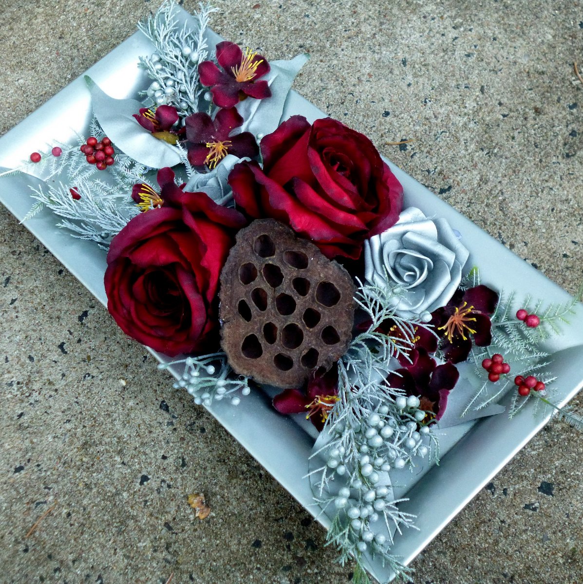 Vánoční růže na metalickém tácu