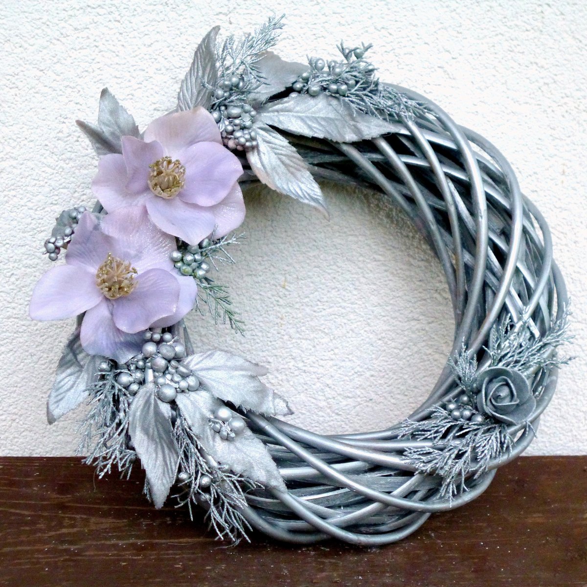 Zimní věnec s čemeřicemi