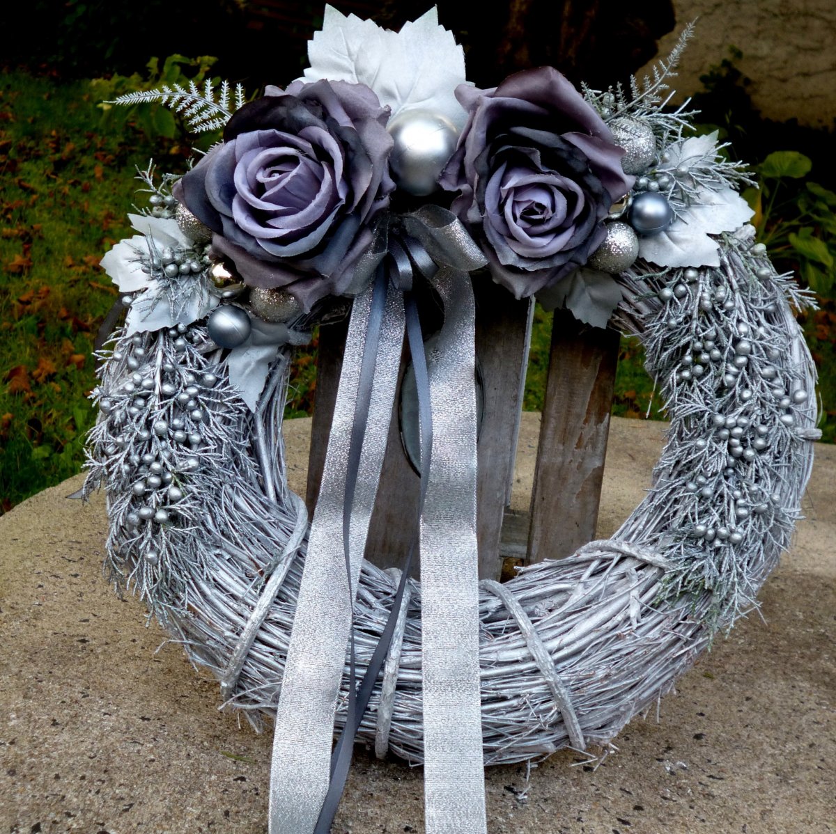 Vánoční starostříbrný věnec s jalovcem