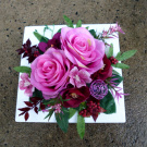 Růžové a vínové růže na bílé lesklé plastové misce_ dekorace na stůl