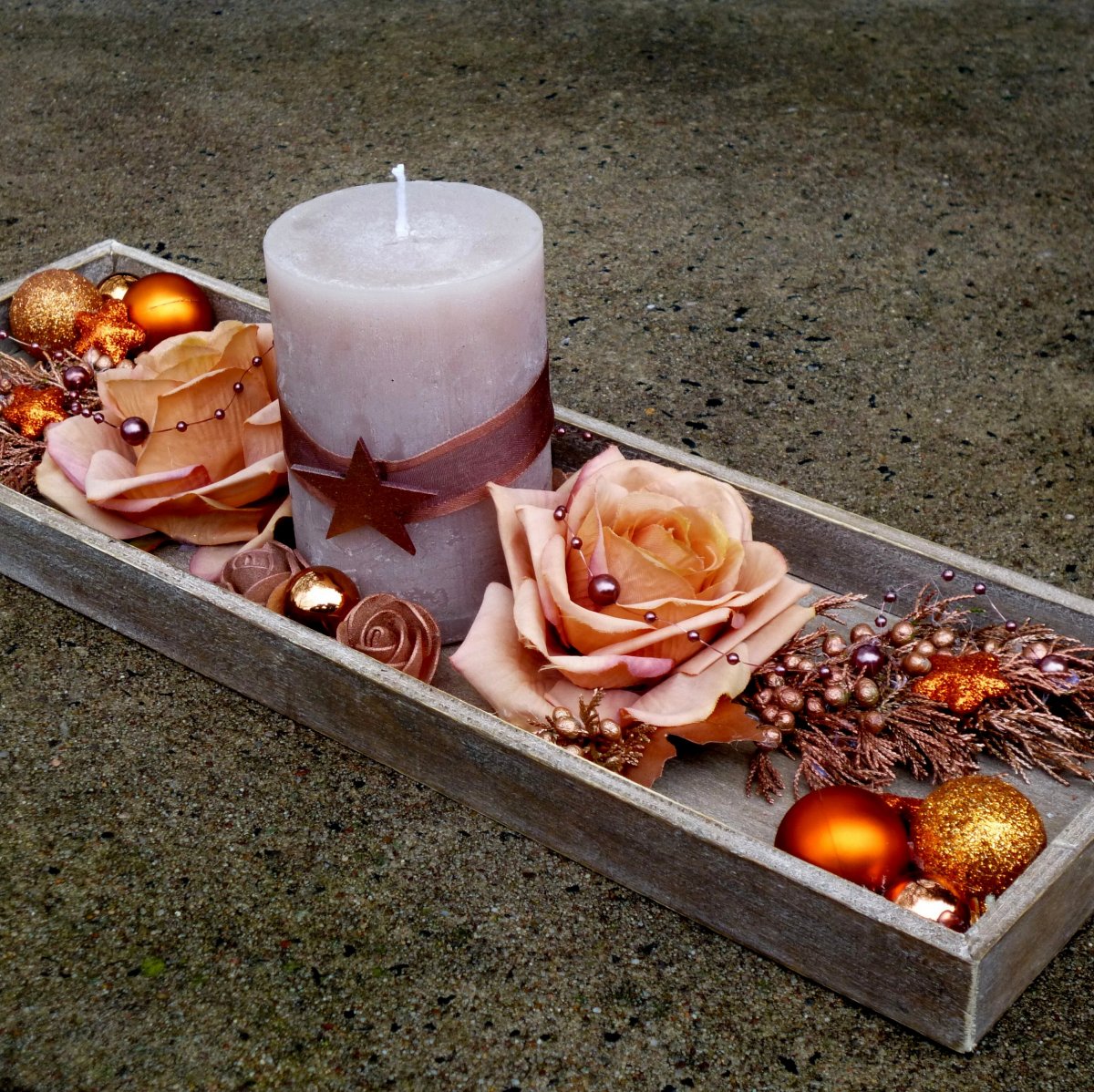 Měděný svícen na dřevěném tácu