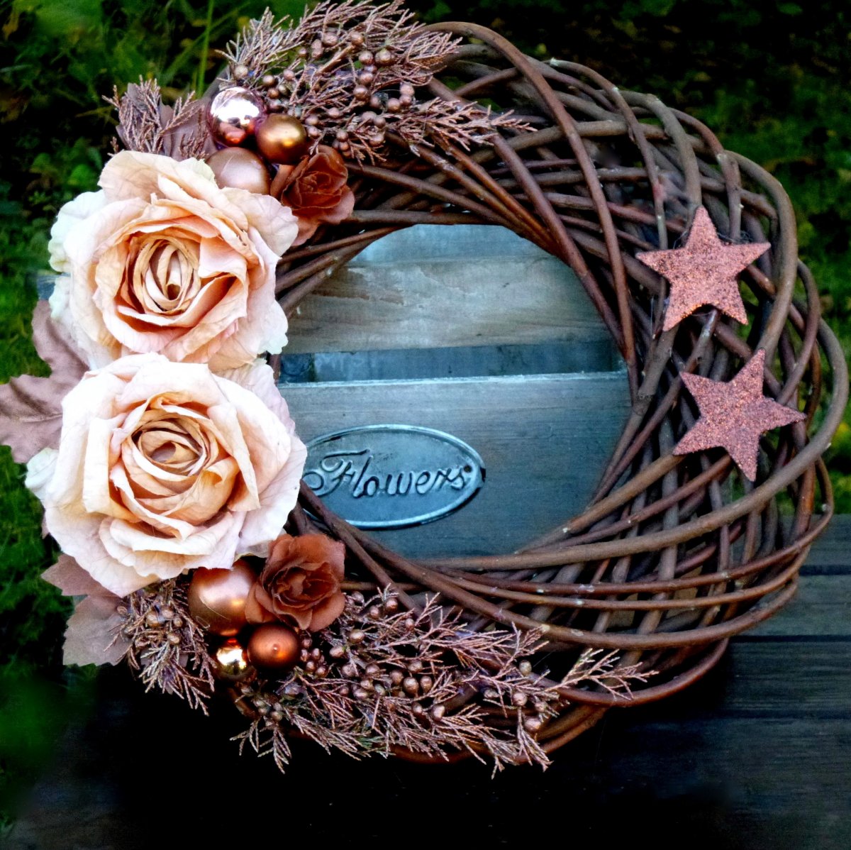 Poezie vánoc_ vánoční věnec v měděném laku