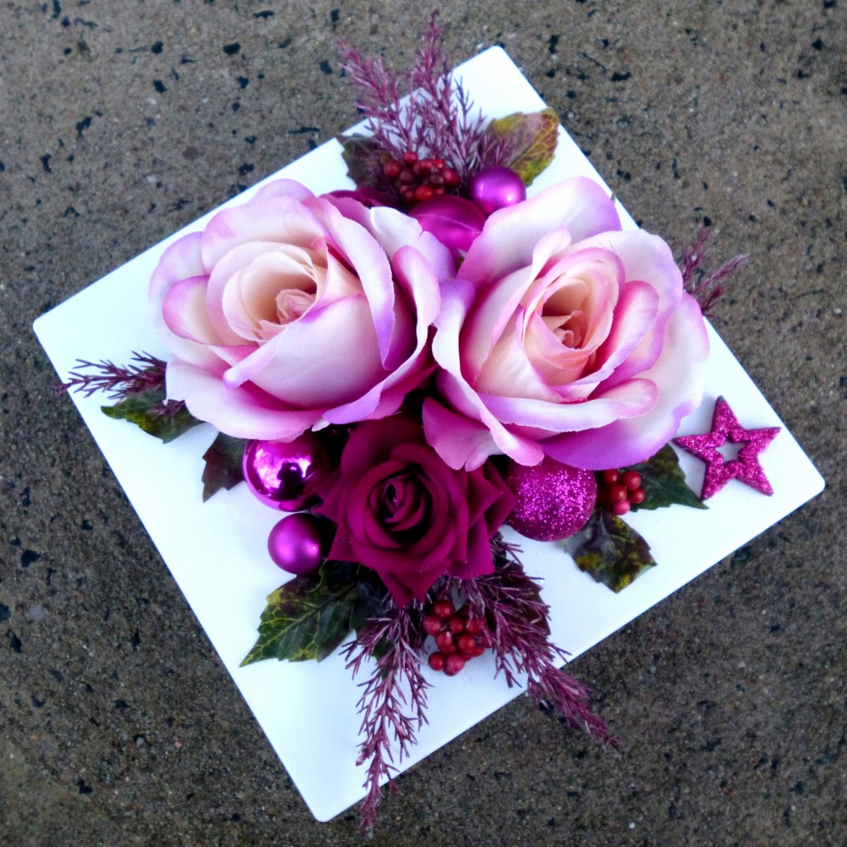 Vánoční růže na bílé lesklé misce