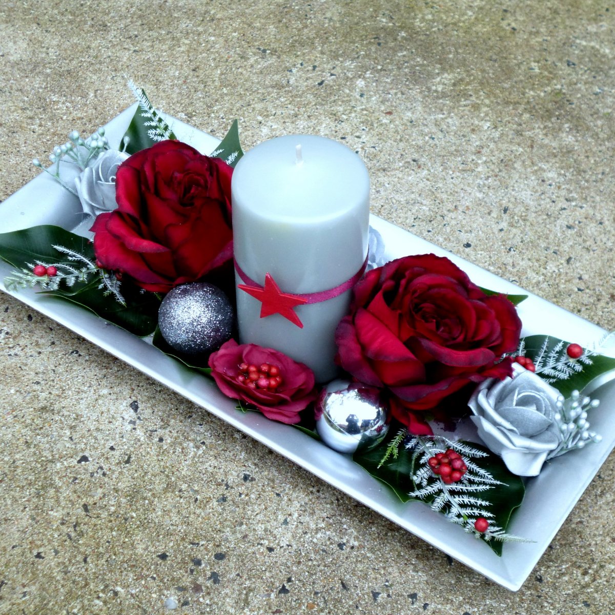 Vánoční svícen na metalickém tácu