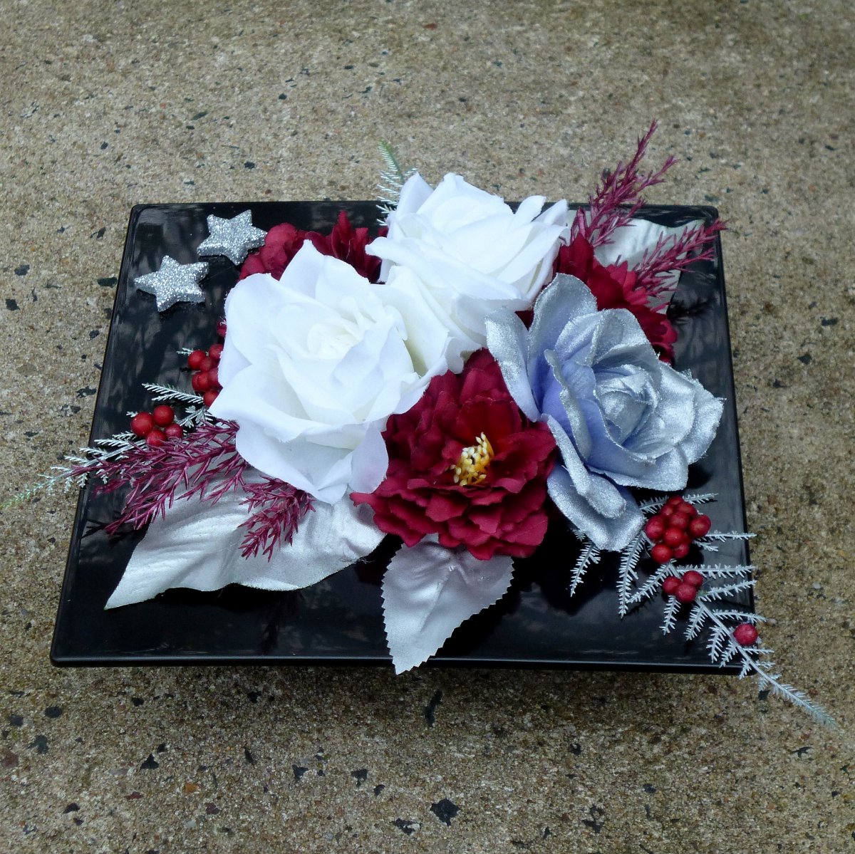 Bílé a stříbrné růže na černé lesklé misce_dekorace na stůl