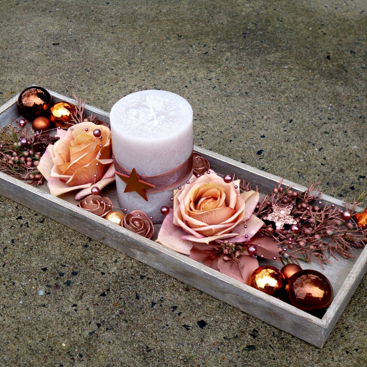 Měděný svícen na dřevěném tácu do sady k věnci