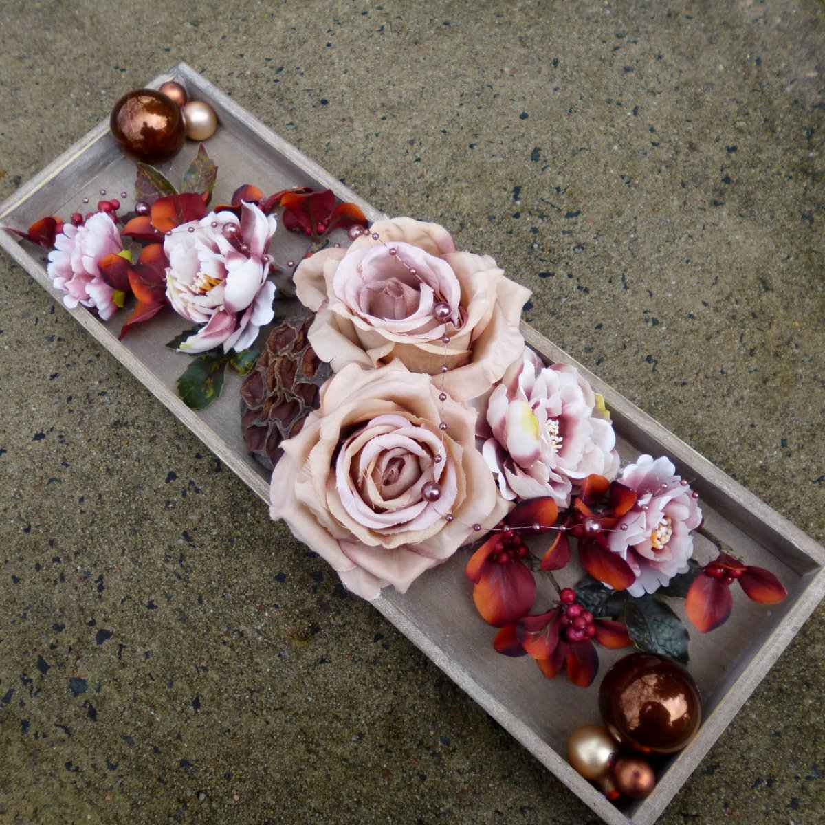 Vánoční růže a pivoňky v kávových odstínech na dřevěném tácu