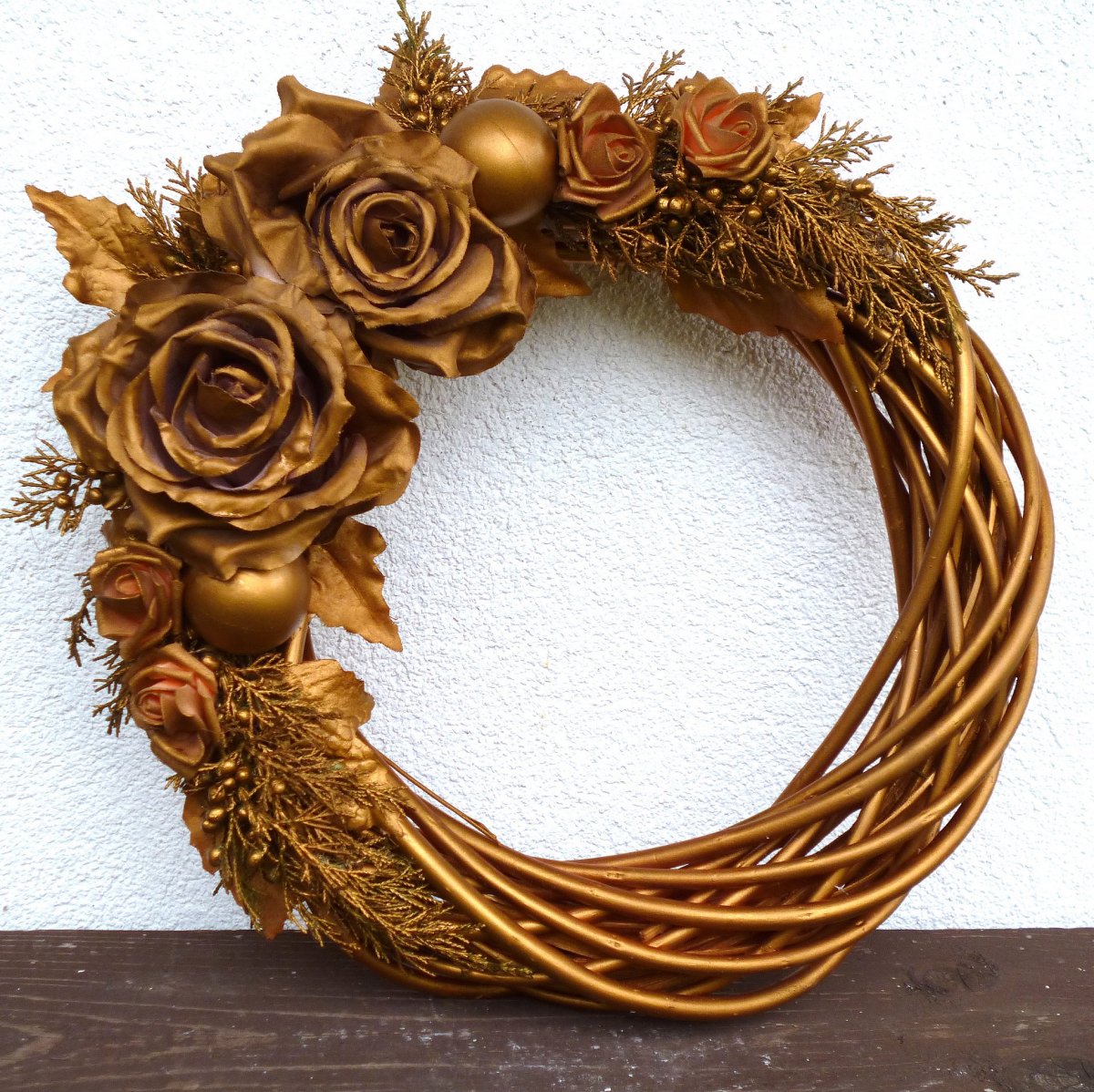 Vánoční věnec ve starozlatém laku do sady k svícnu