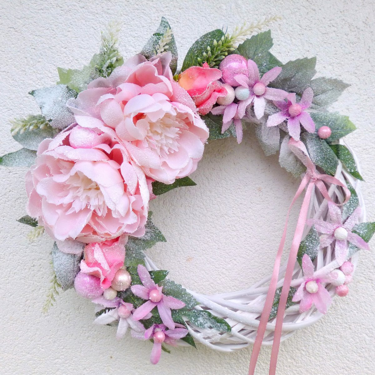 Pivoňky na sněhu_ zasněžený věnec na dveře