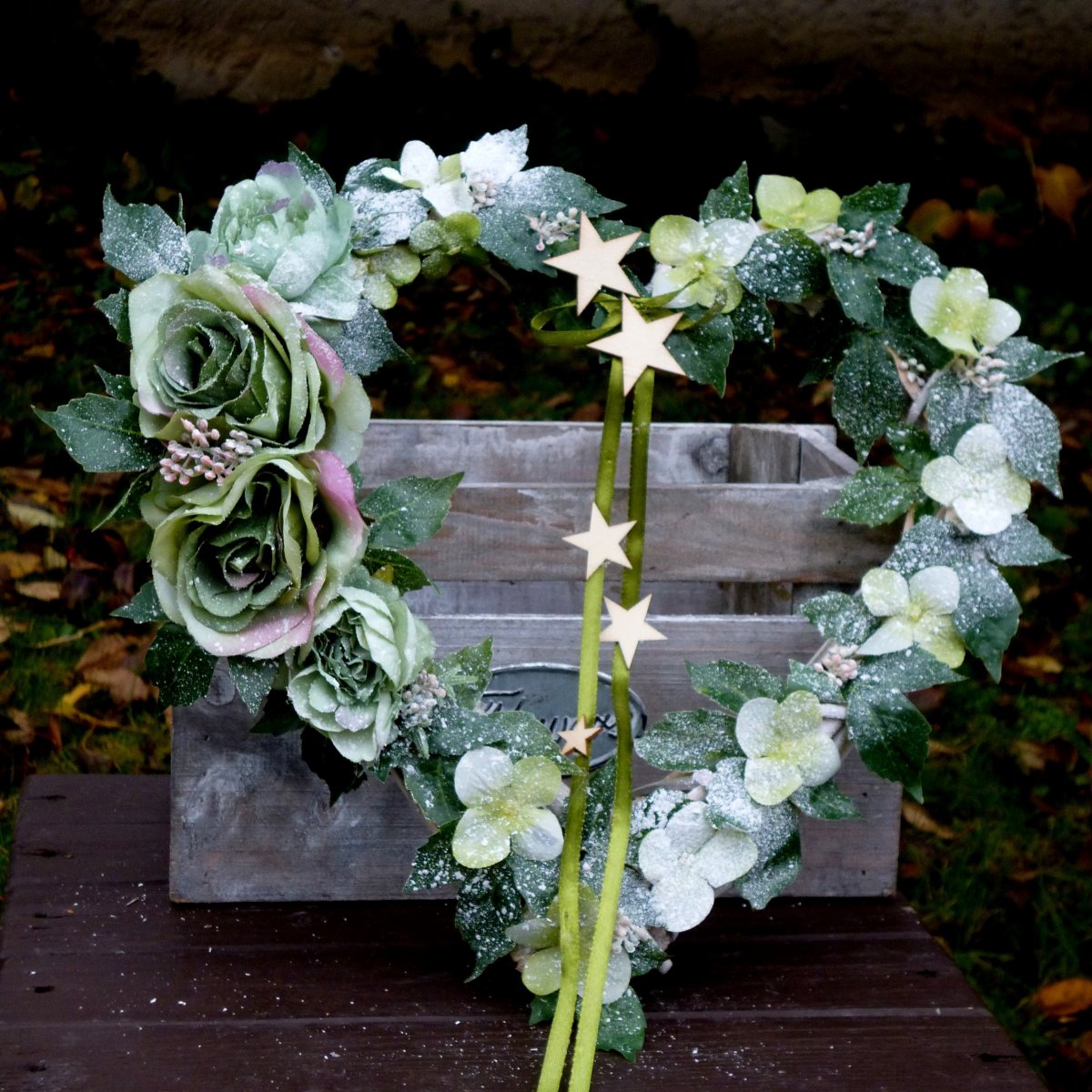 Pod hvězdami_ zasněžené proutěné srdíčko