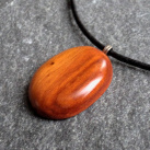 Dřevěný šperk - švestkový oválek