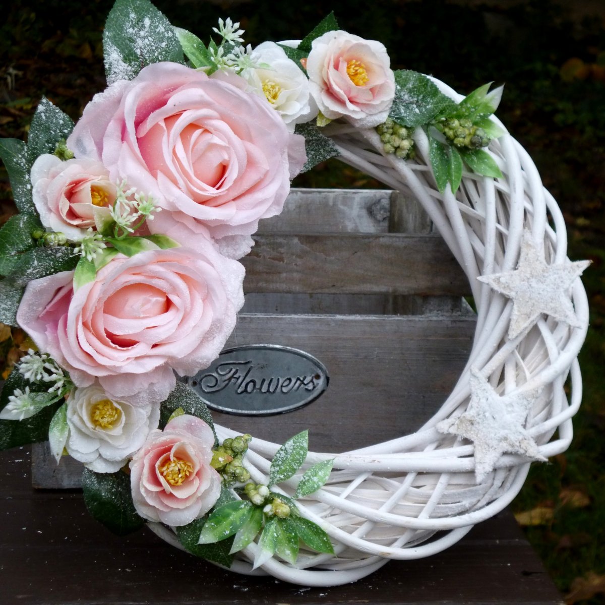 Zasněžený zimní věnec s pudrovými růžemi