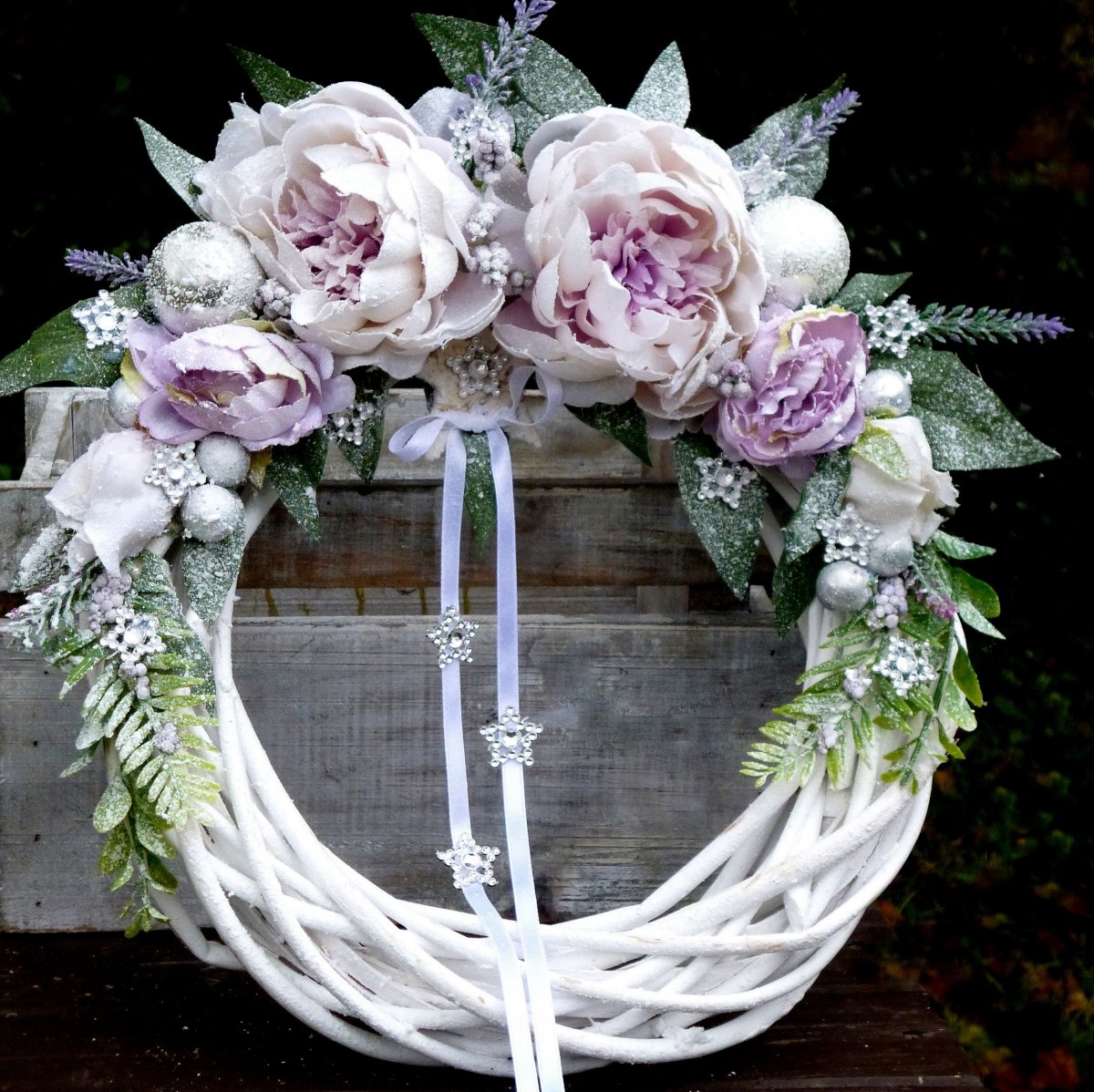 Zasněžený zimní věnec_ Pod hvězdami