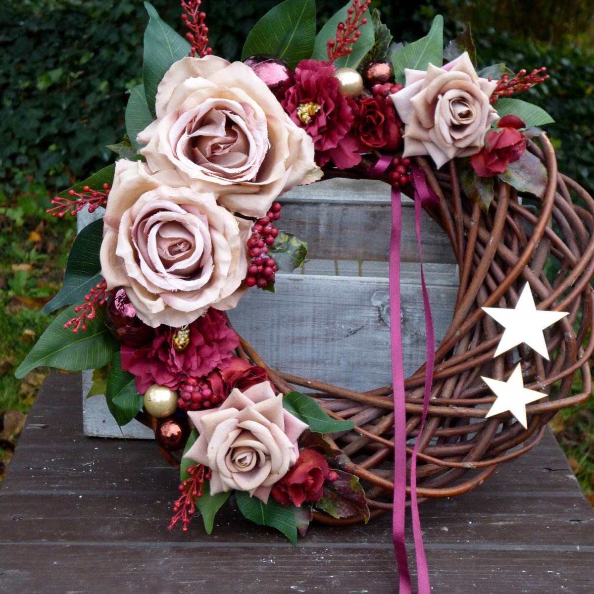 Vánoční věnec s kávovými a vínovými růžičkami