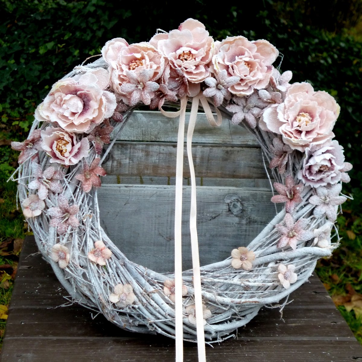 Zasněžený věnec s mini pivoňkami