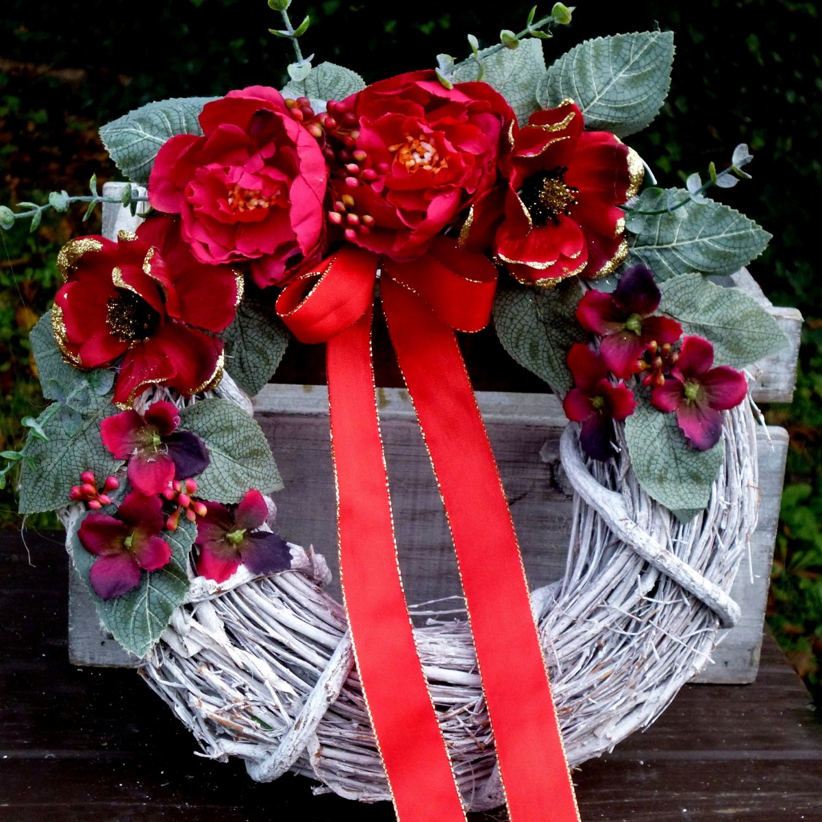 Révový věnec s rubínovými pivoňkami a čemeřicemi