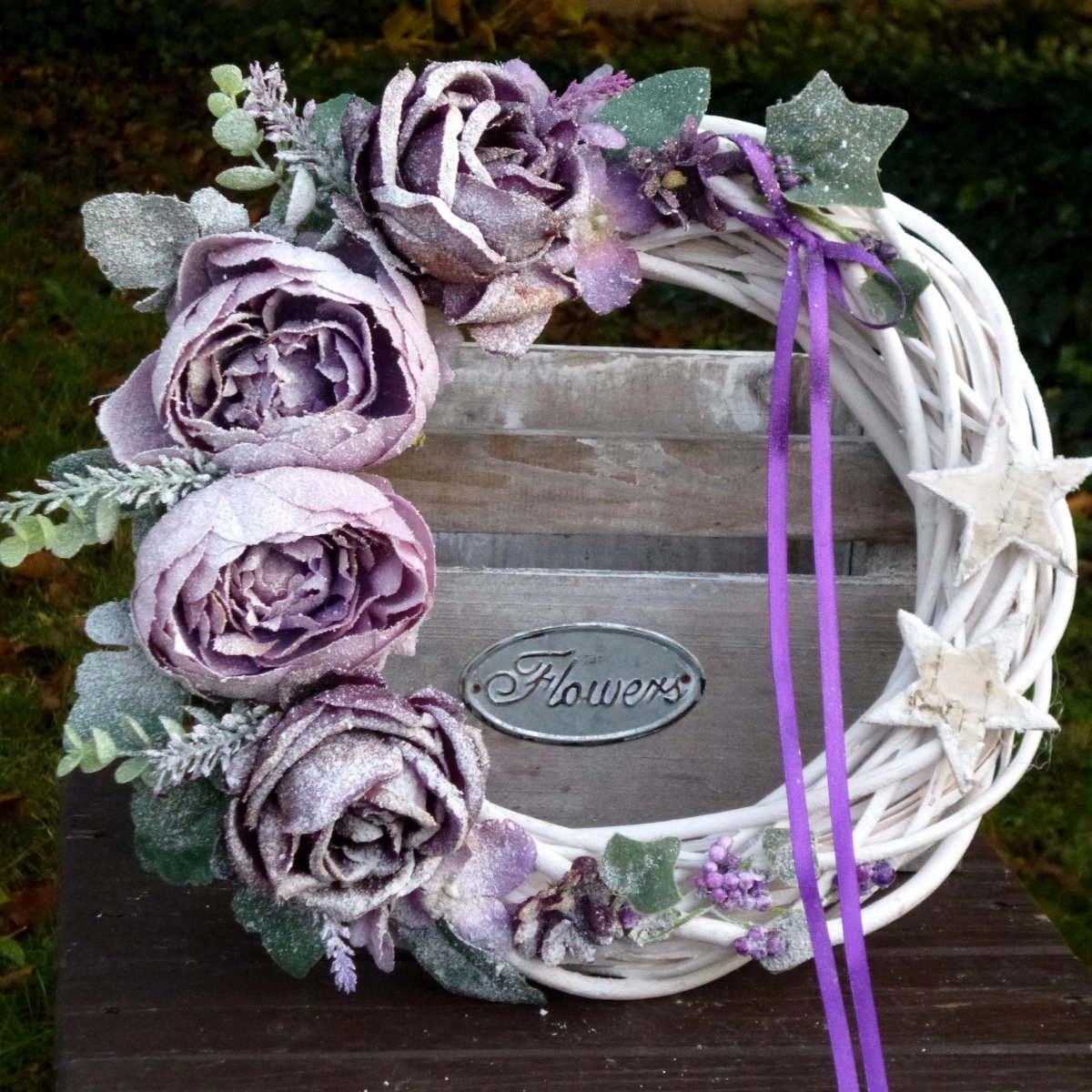 Zasněžený věnec s fialovými pivoňkami a růžemi 33 cm