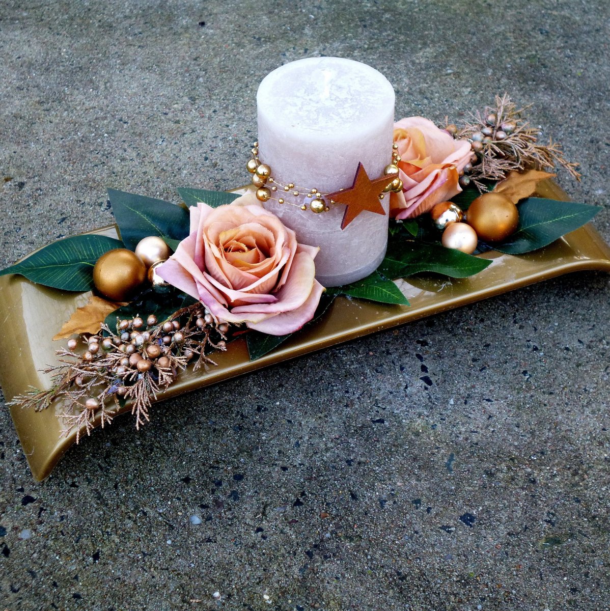 Zlatý svícen do sady k zlatým věncům