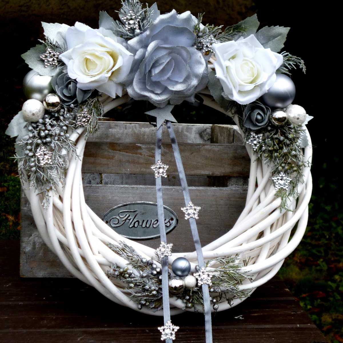 Vánoční věnec s bílými růžemi a hvězdičkami