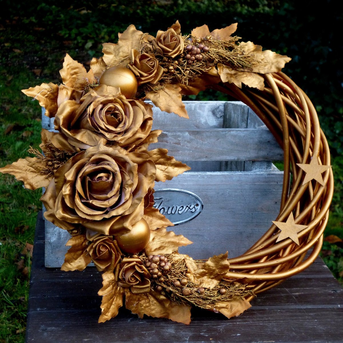 Vánoční věnec ve starozlatém laku do sady k svícnu