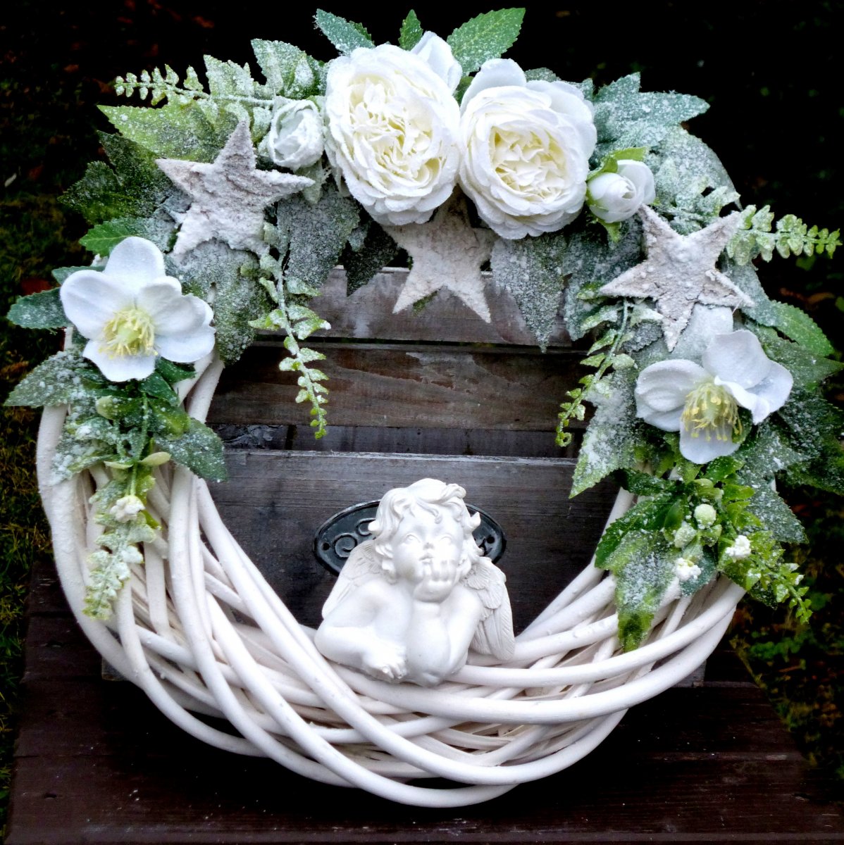 Zasněžený věnec s andílkem