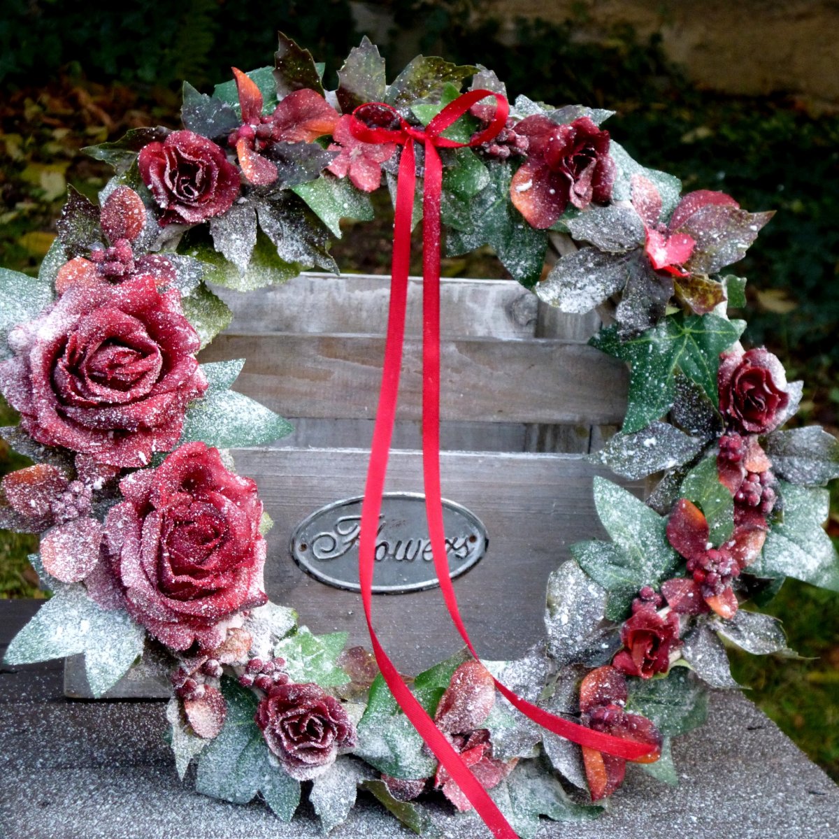 Růže pod sněhem_ zasněžený věnec