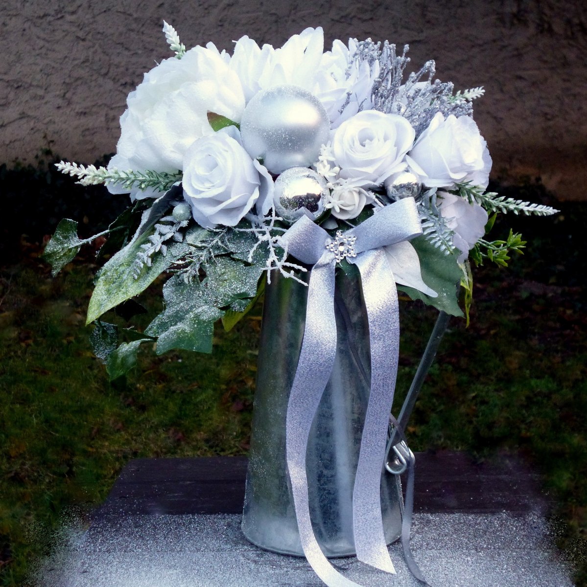 Velká zasněžená kytice pivoněk a růží_ dekorace na stůl