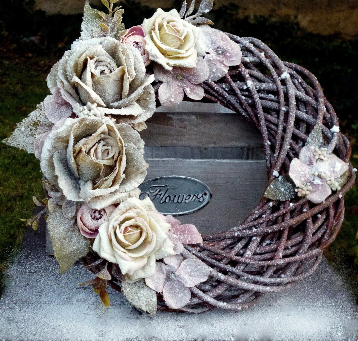 Zasněžený věnec zeleno růžový_30 cm