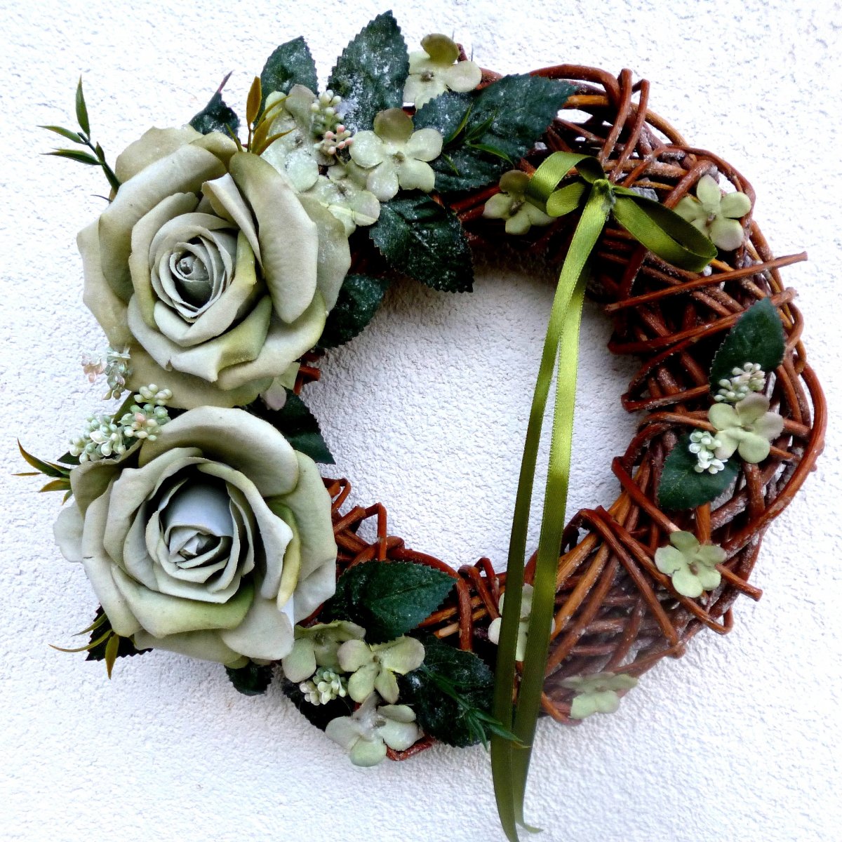 Věnec s šedozelenými růžemi_30 cm