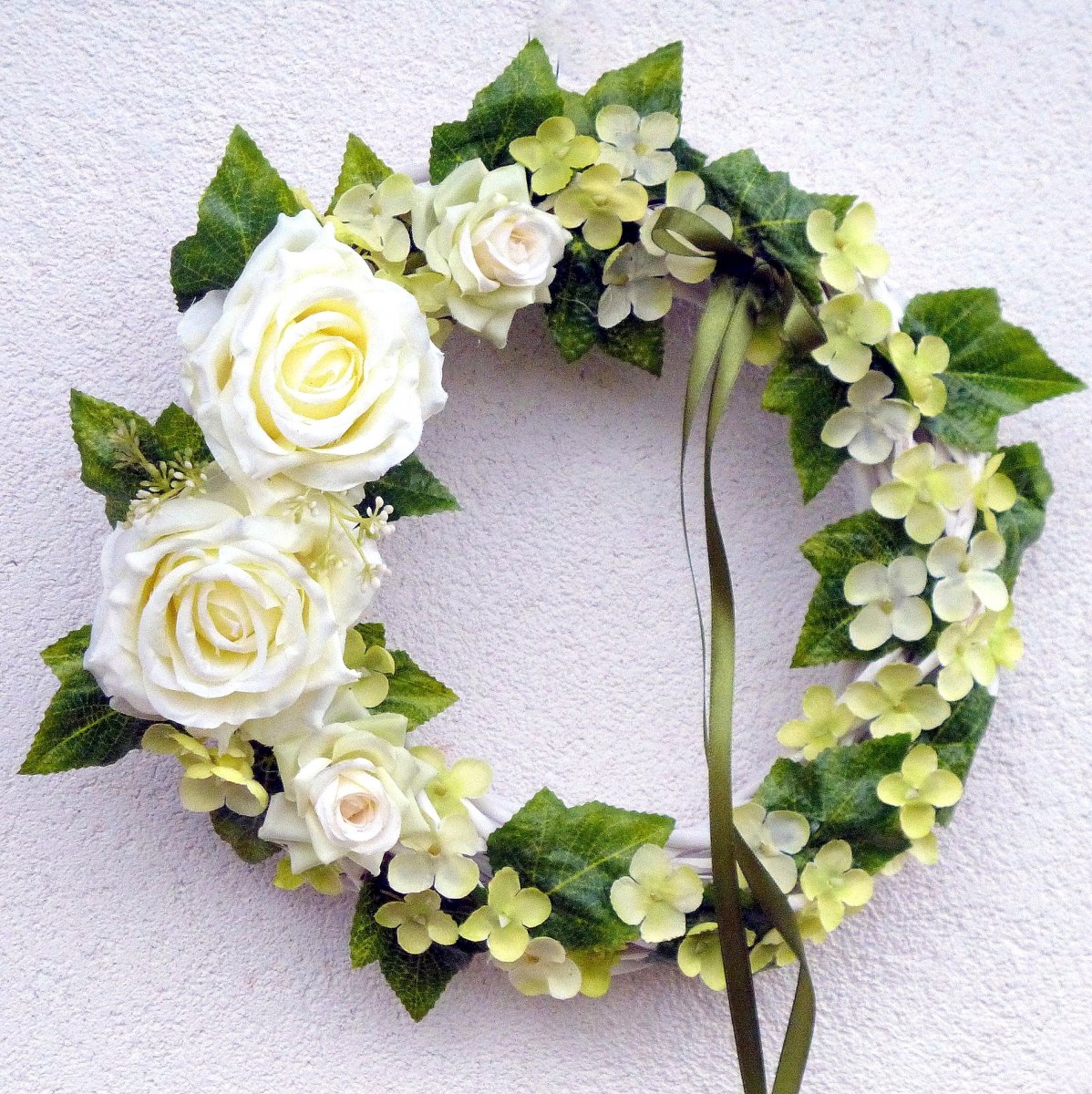 Věnec na dveře s bílo-zelenými růžemi