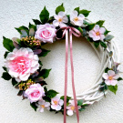 Věnec s květy v růžových odstínech 30 cm