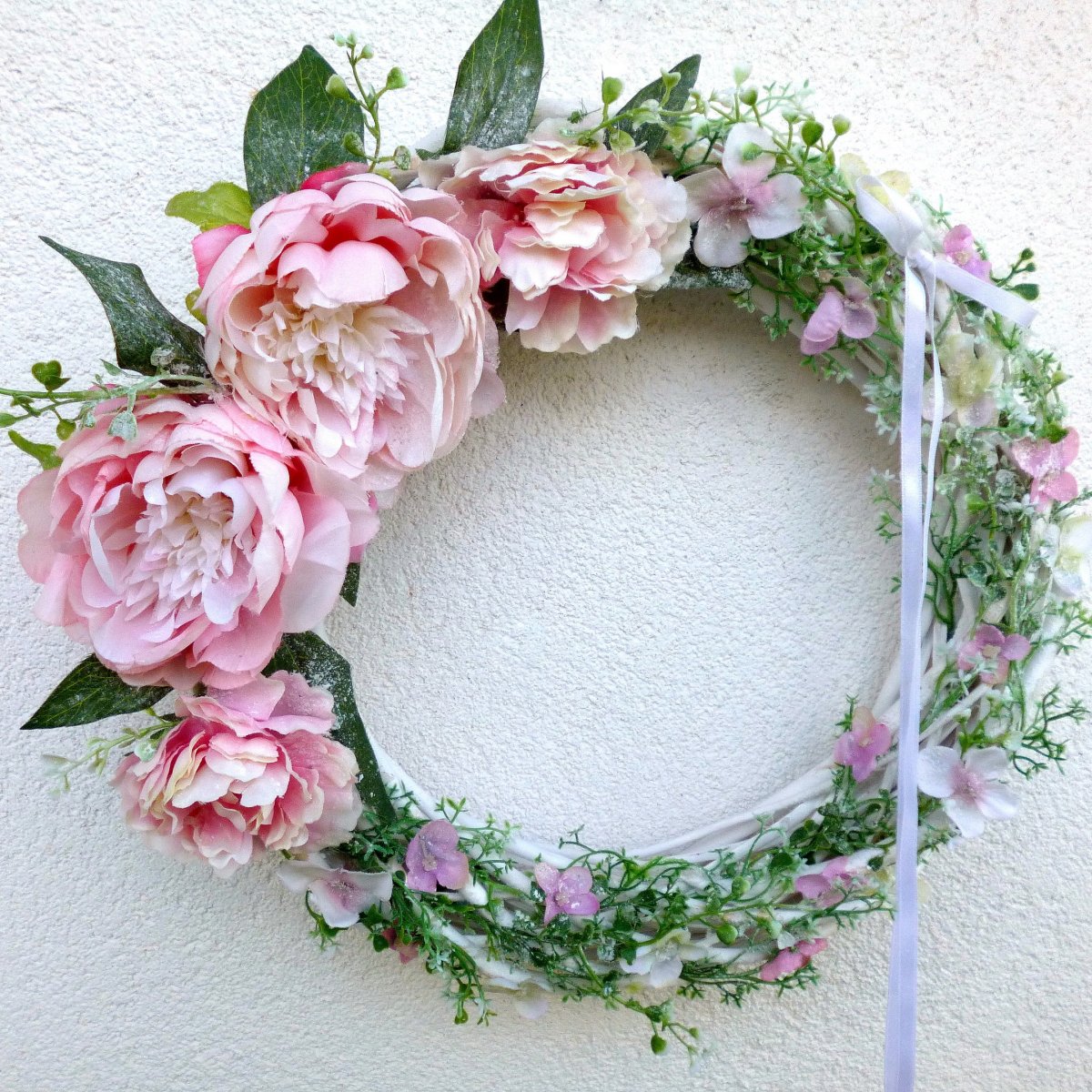 Zakletá v čase_ věnec s růžovými pivoňkami