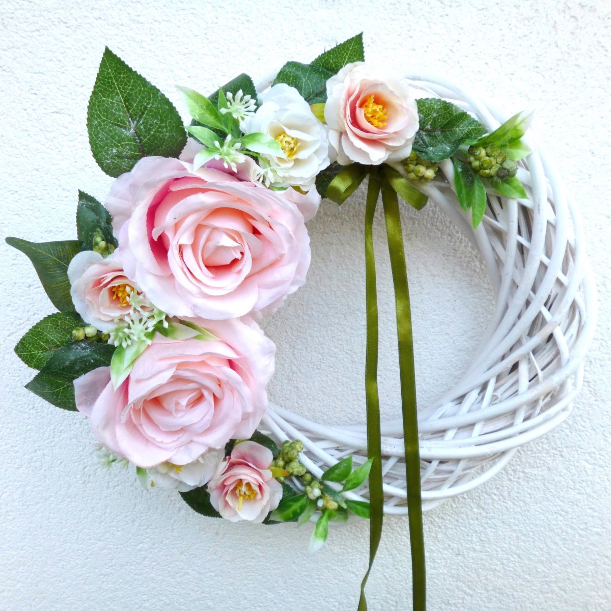 Svatba v kostele_věnec s pudrovými růžemi