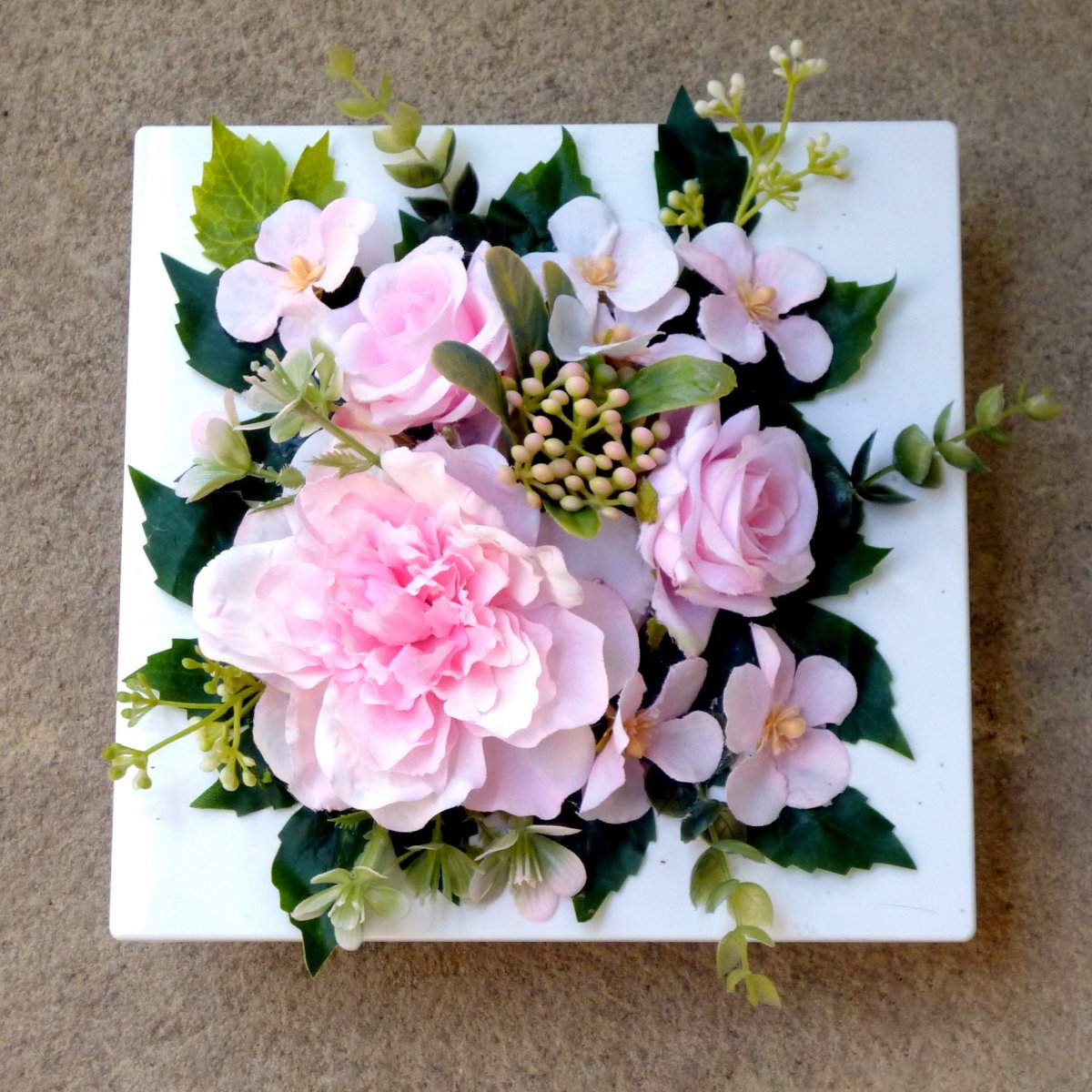 Aranžmá s růžovými květy na bílé misce