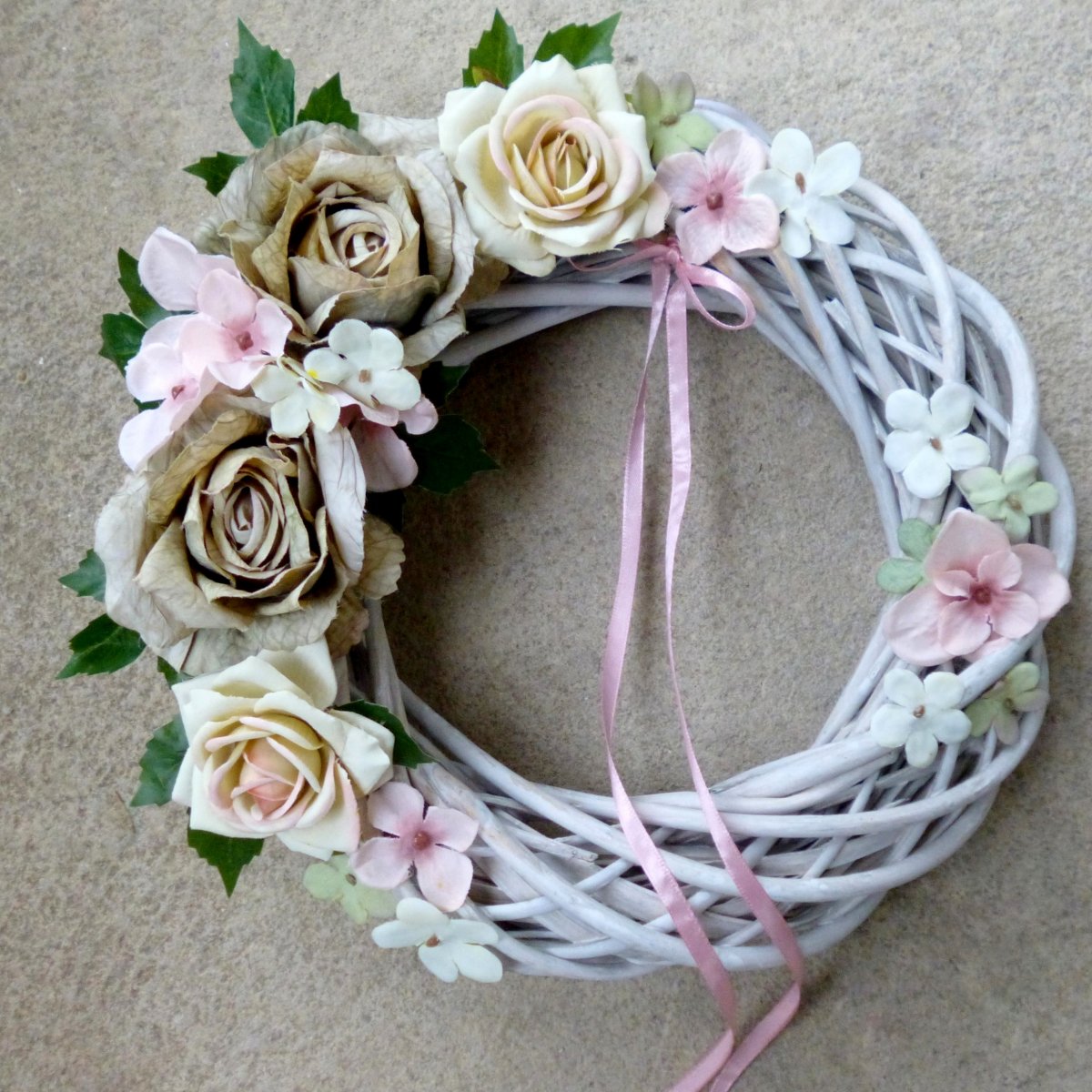 Věnec v pastelových odstínech