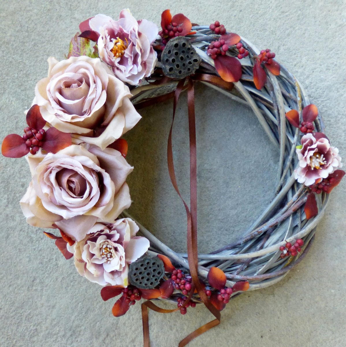 Květinový věnec s kávovými a pivoňkami