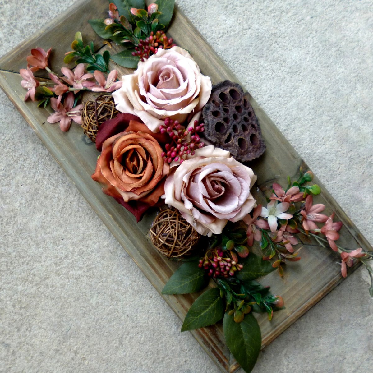 Dřevěný tác s růžemi a vistárií