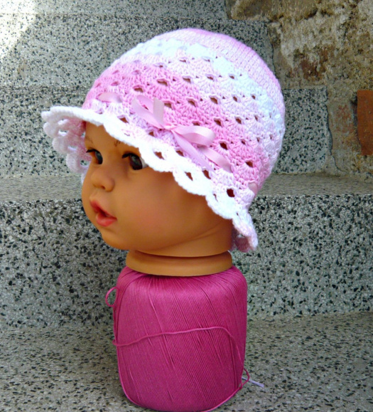 Háčkovaný klobouček růžovo-bílý